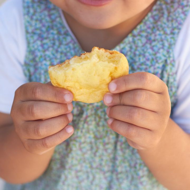 manos de niña comiendo una galleta